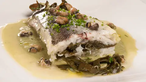 Merluza rellena de algas y bígaros con puré de habas Merluza rellena de algas y bígaros con puré de habas
