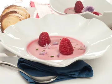 Panacota de frambuesa con galletas de nata Panacota de frambuesa con galletas de nata