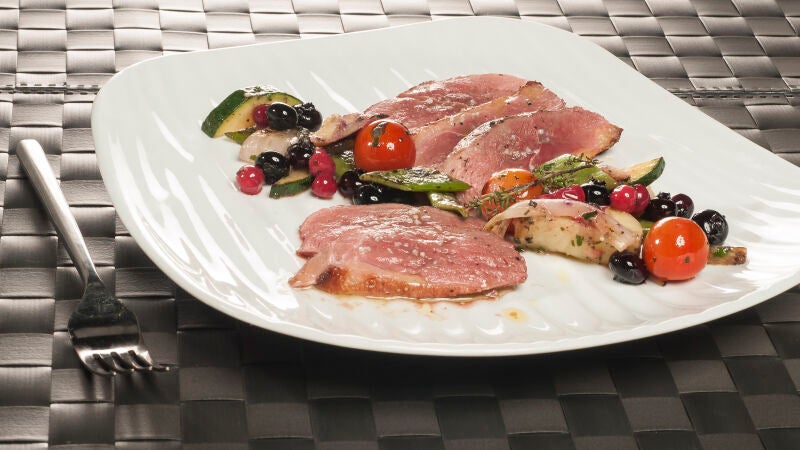 Magret de pato con salteado de verduras y frutas