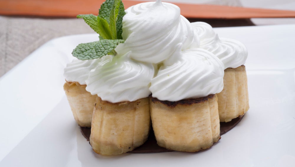 Plátanos asados con chocolate y merengue