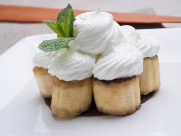 Plátanos asados con chocolate y merengue Plátanos asados con chocolate y merengue