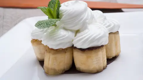 Plátanos asados con chocolate y merengue Plátanos asados con chocolate y merengue