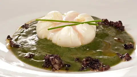 Crema de ortigas con morcilla y huevo flor Crema de ortigas con morcilla y huevo flor