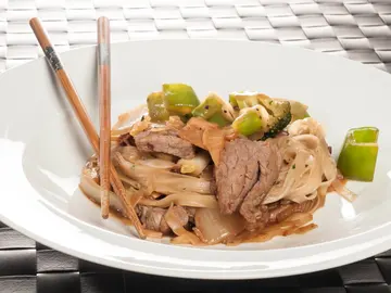 Wok de ternera y fideos de arroz Wok de ternera y fideos de arroz