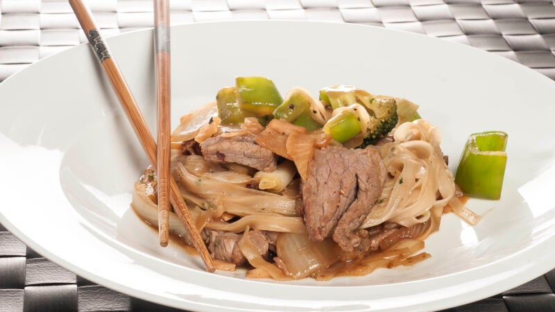 Wok de ternera y fideos de arroz