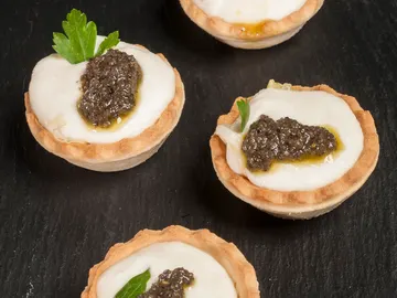 Tartaletas de brandada de bacalao con olivada Tartaletas de brandada de bacalao con olivada