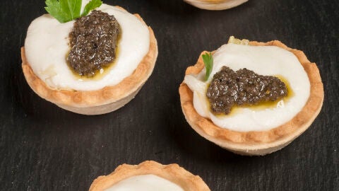 Tartaletas de brandada de bacalao con olivada