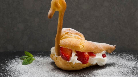 Cisnes rellenos de nata y fresas