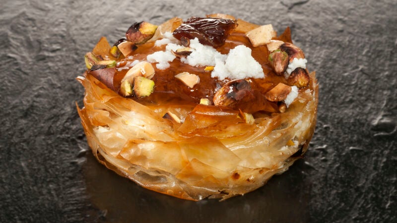 Tarta de requesón, pistachos y dátiles