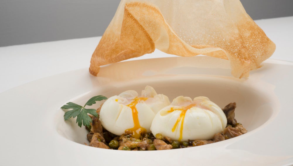 Huevos flor con setas y guisantes