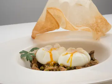 Huevos flor con setas y guisantes Huevos flor con setas y guisantes