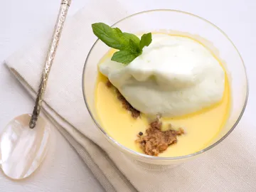 Natillas con merengue de lima y crumble de avellana Natillas con merengue de lima y crumble de avellana