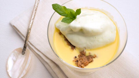 Natillas con merengue de lima y crumble de avellana