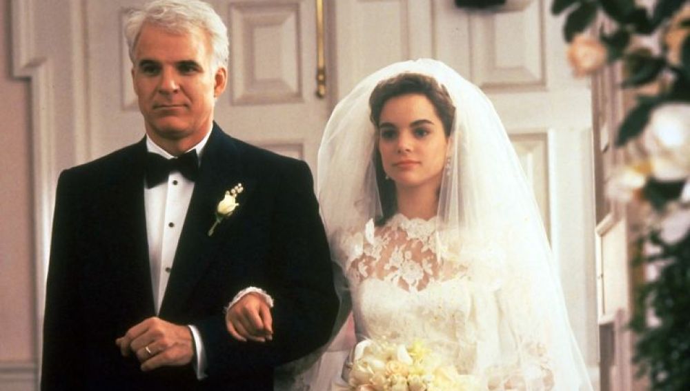 'El padre de la novia': La odisea de George Banks (Steve Martin) comienza cuando su única hija Annie, regresa de París y le comunica a sus padres que ha decidido casarse. El padre se ve metido en un asunto que no puede controlar. Una comedia imprescindible del cine.