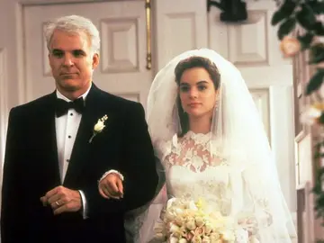 'El padre de la novia': La odisea de George Banks (Steve Martin) comienza cuando su única hija Annie, regresa de París y le comunica a sus padres que ha decidido casarse. El padre se ve metido en un asunto que no puede controlar. Una comedia imprescindible del cine. 'El padre de la novia': La odisea de George Banks (Steve Martin) comienza cuando su única hija Annie, regresa de París y le comunica a sus padres que ha decidido casarse. El padre se ve metido en un asunto que no puede controlar. Una comedia imprescindible del cine.