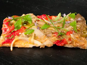 Coca de escalibada con romesco Coca de escalibada con romesco