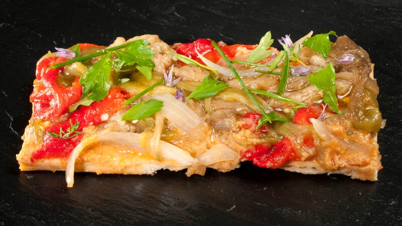 Coca de escalibada con romesco