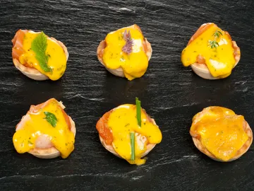 Tartaletas de salmón con holandesa Tartaletas de salmón con holandesa