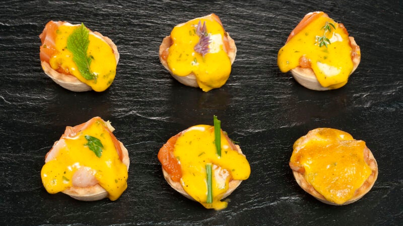 Tartaletas de salmón con holandesa