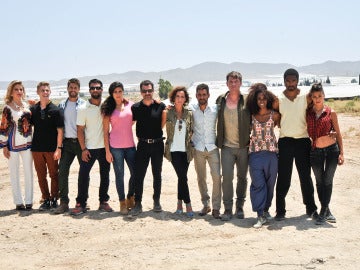 El elenco de actores en el rodaje de 'Mar de plástico' en Almería 
