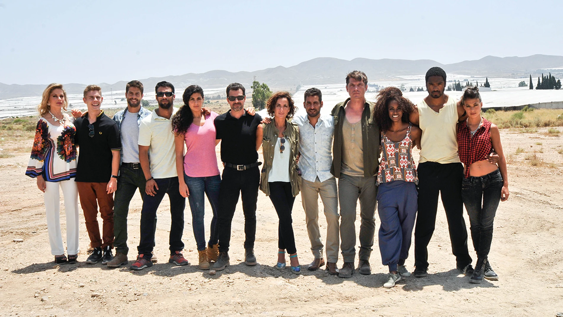 El elenco de actores en el rodaje de 'Mar de plástico' en Almería 