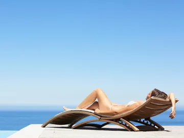 Una joven se tumba en una hamaca Una joven se tumba en una hamaca