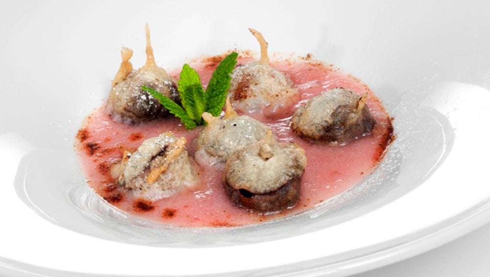 Bombones en tempura con sopa de melón y fresas