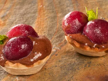 Tartaletas con mousse de chocolate y cerezas Tartaletas con mousse de chocolate y cerezas