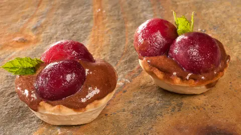 Tartaletas con mousse de chocolate y cerezas Tartaletas con mousse de chocolate y cerezas