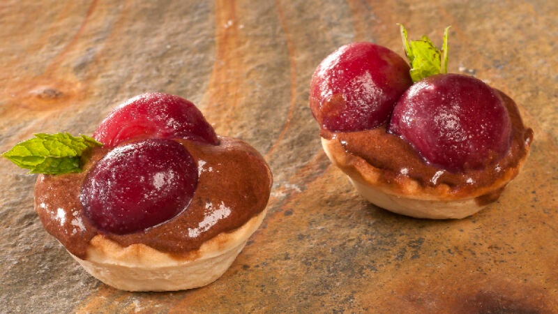Tartaletas de mousse de chocolate con cerezas