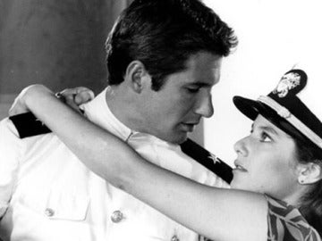 Richard Gere y Debra Winger fueron una de las parejas más deseadas del cine en 'Oficial y Caballero' hasta que Gossett Jr., que trabajó en la cinta, aseguró que Debra Winger odió trabajar con el actor, dijo que Richard Gere era “como una pared de ladrillos".