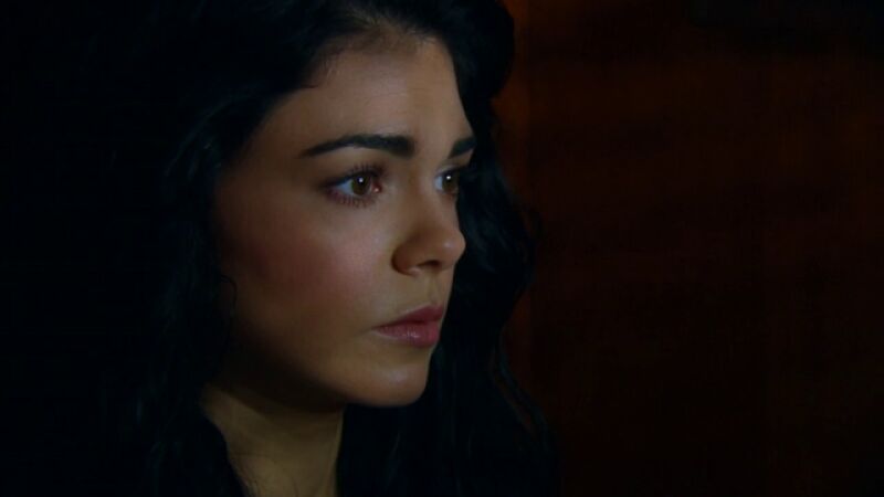 Fiorella confiesa al párroco su aventura con Pedro 