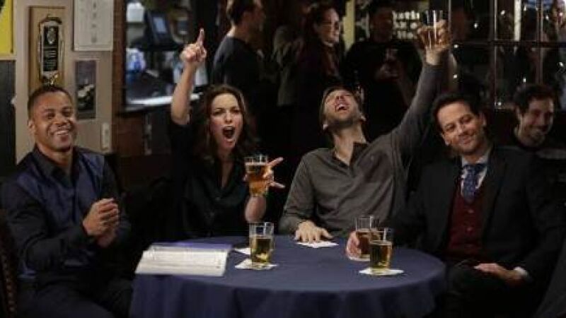  Parte del equipo se encuentra el cuerpo de una mujer momificada en una pared