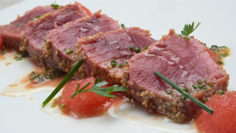 Tataki de atún con gelatina de sandía y limón 