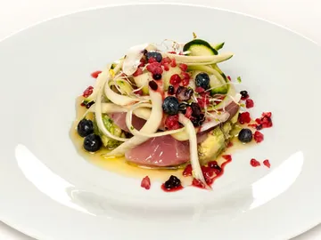 Aguacate, bonito y frutos rojos helados Aguacate, bonito y frutos rojos helados