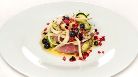 Aguacate, bonito y frutos rojos helados