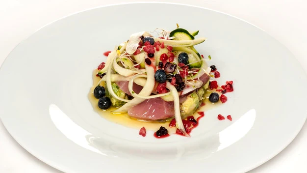 Aguacate, bonito y frutos rojos helados