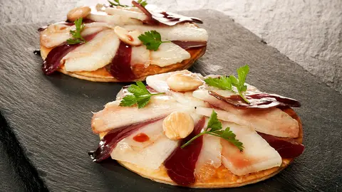 Tostas de melón con jamón de pato Tostas de melón con jamón de pato