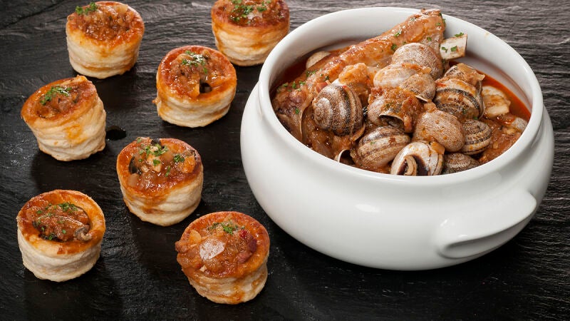 Caracoles con costilla y aperitivo en volován