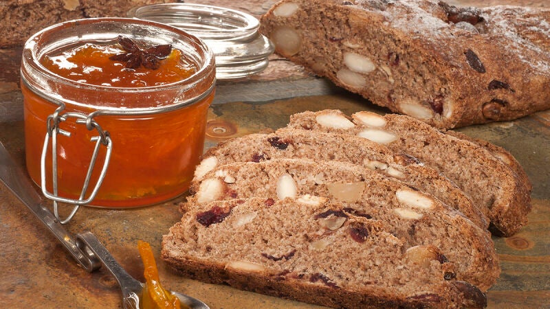 Pan integral de frutos secos y mermelada de naranja y calabaza