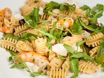 Pasta con remolacha, queso y langostinos Pasta con remolacha, queso y langostinos