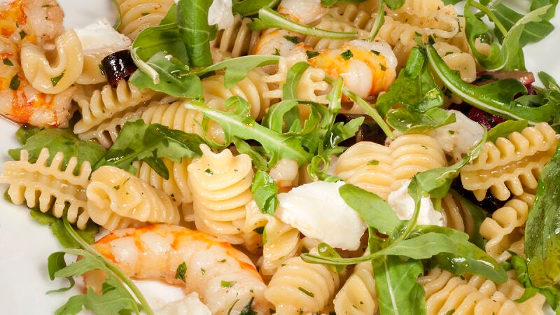 Pasta con remolacha, queso y langostinos