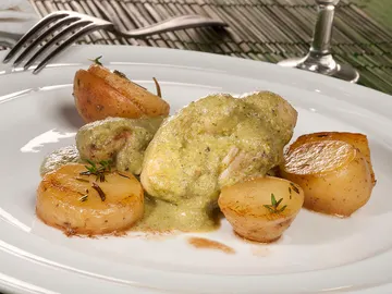 Conejo al cilantro con patatas Conejo al cilantro con patatas