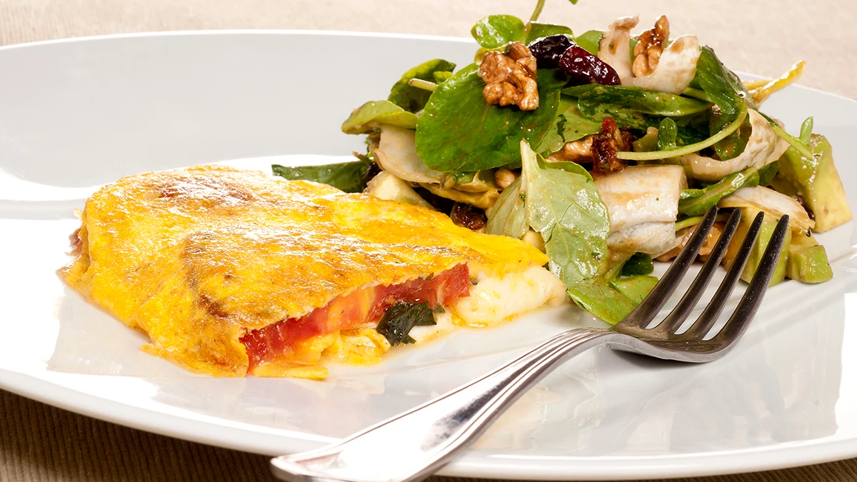 Tortilla capresse y ensalada fresca