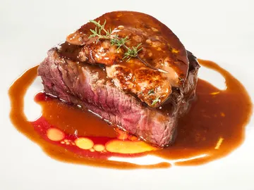 Solomillo de vaca con foie y salsa de oporto Solomillo de vaca con foie y salsa de oporto