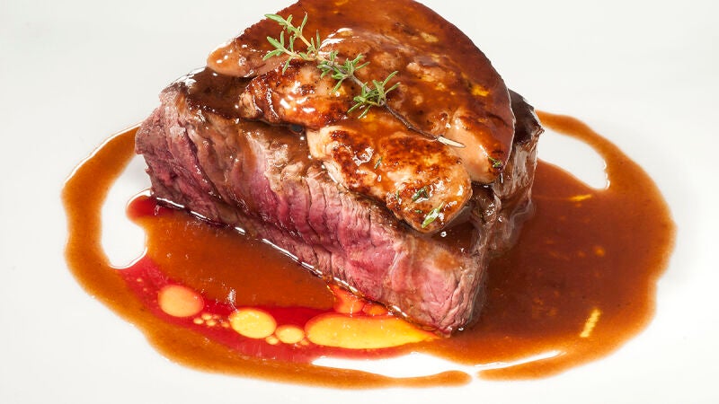 Solomillo de vaca con foie y salsa de oporto