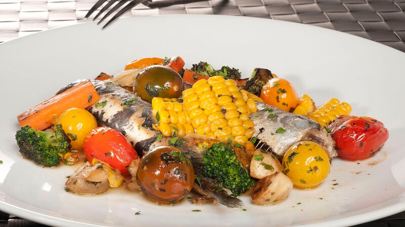 Sardinas en papillote con verduras salteadas