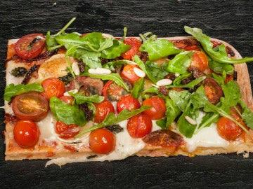 Pizza de quesos y tomates