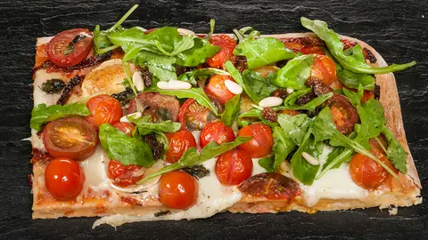 Pizza de quesos y tomates Pizza de quesos y tomates