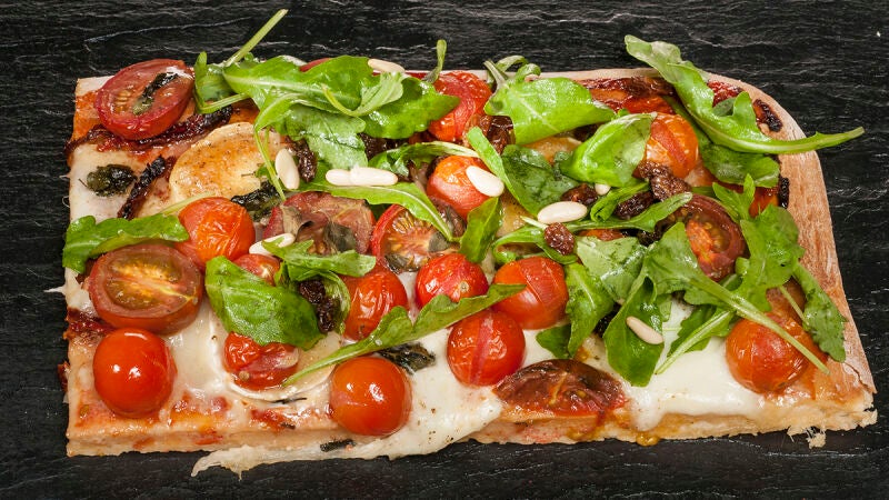 Pizza de quesos y tomates